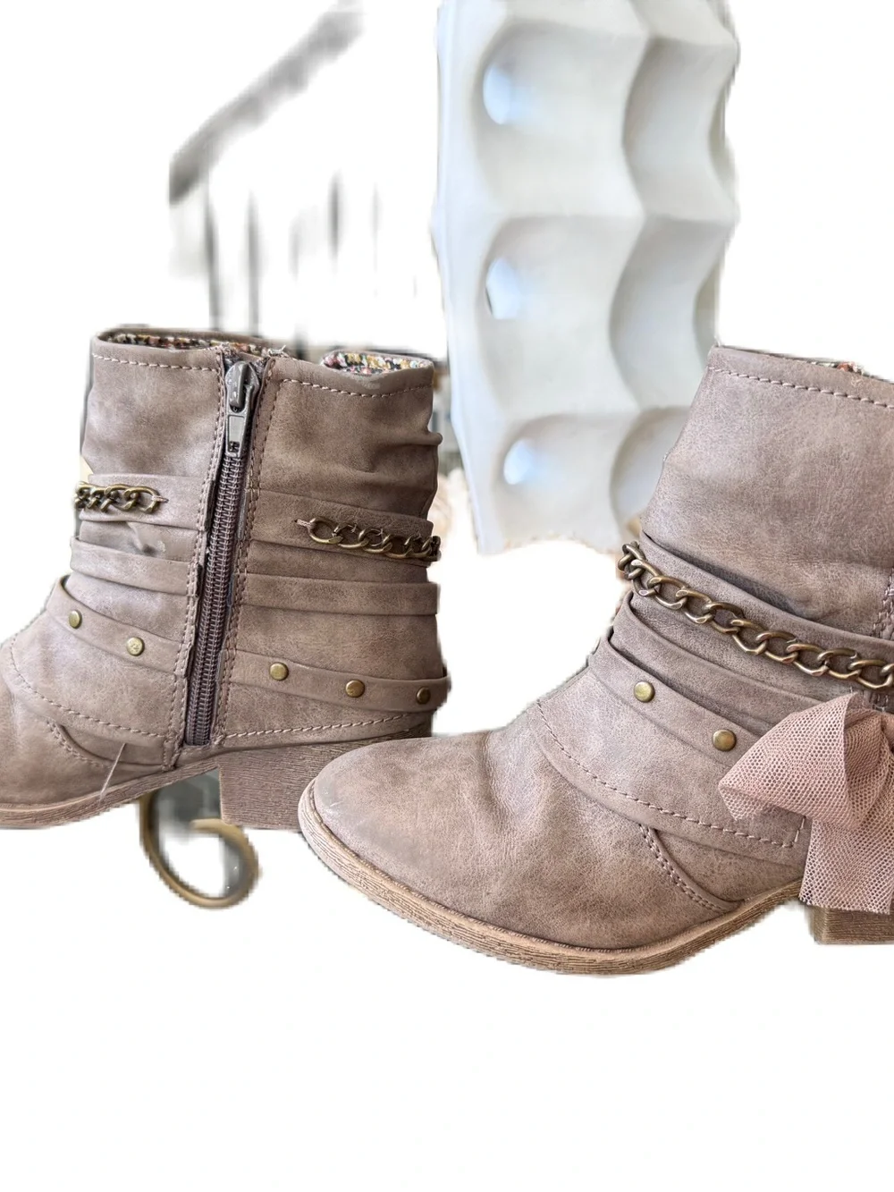 Jelly Pop Girls Taupe Zip Up Booties With Chain and Bow. Size 1